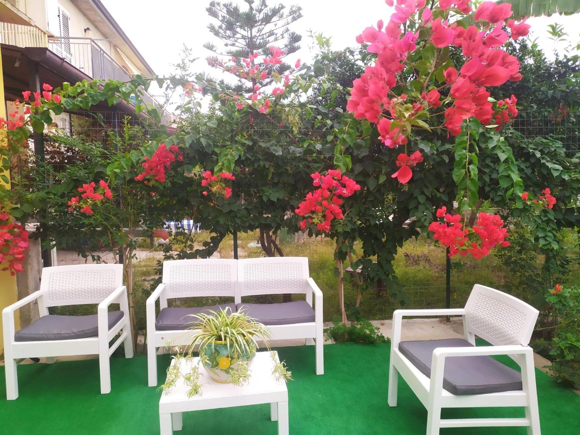 Casa Vacanza Alice & Mari Ашеа Екстер'єр фото
